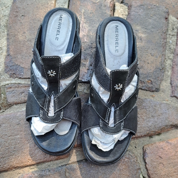 Merrell Kids Black Sandals with Stitch Detail - Picture 1 of 6